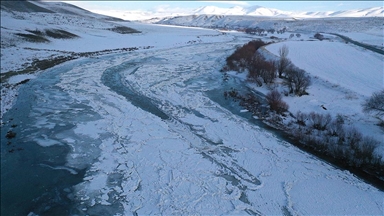 Ağrı'da buzla kaplanan Murat Nehri dronla görüntülendi