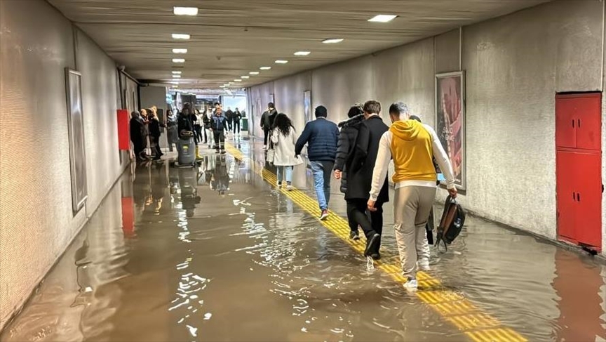 Fatih'te metro alt geçidini kanalizasyon suyu bastı