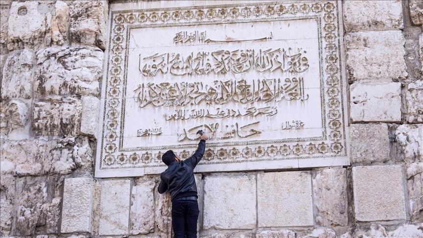 دمشق.. إزالة اسم حافظ الأسد من جدار المسجد الأموي