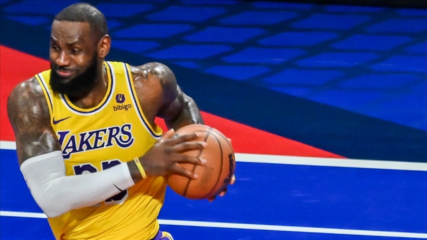 Lakers star LeBron James breaks all-time minutes record