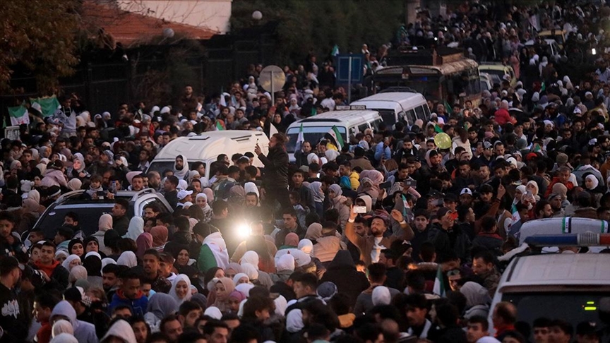 Suriyeliler Emevi Meydanı'ndaki kutlamalara devam etti