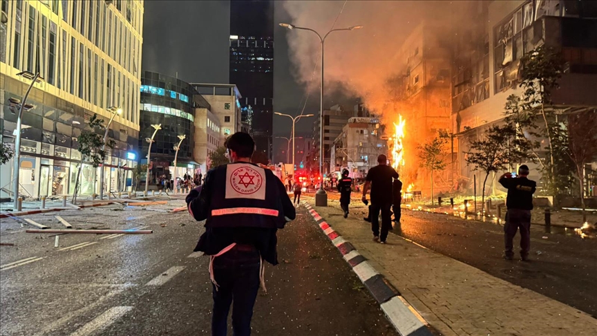 İsrail ordusu, Tel Aviv'e düşen füzenin ardından savunma sistemlerinin her saldırıyı önleyemeyeceğini savundu