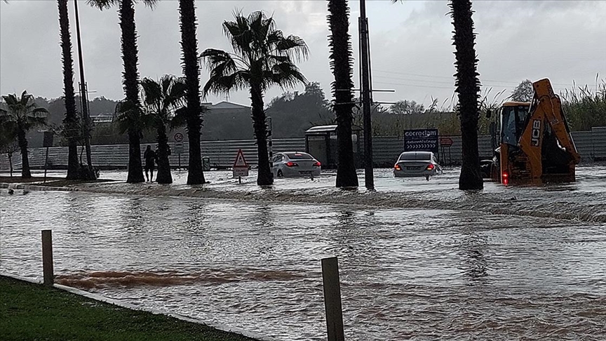 Antalya'da şiddetli yağışta mahsur kalan 236 kişi güvenli alanlara tahliye edildi