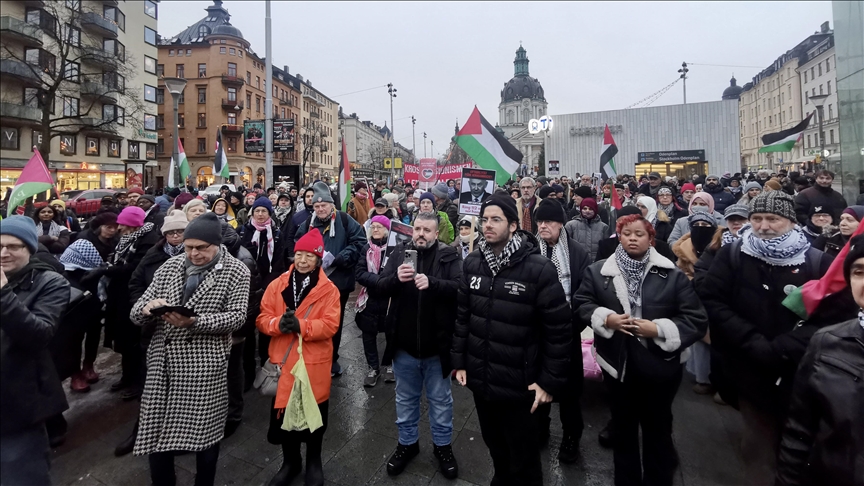 İsveç’in başkenti Stockholm’de yüzlerce kişi Filistin’e destek için Meclis’e yürüdü