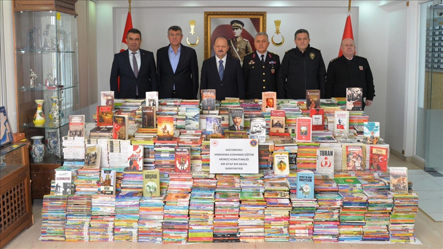 Kastamonu'da komandolardan okul kütüphanelerine 21 bin kitap