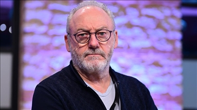 İrlandalı oyuncu Liam Cunningham, tonlarca bomba atılan insanlar için sessiz kalmayacağını söyledi