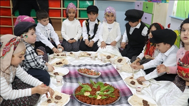 Adana'da öğrenciler Yerli Malı Haftası'nda şalvar giyip mangal başına geçti 