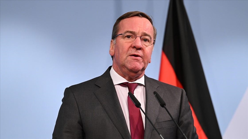 German defense chief warns of hybrid threats from Russia