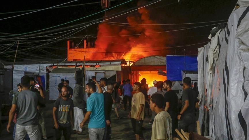 احتراق خيام نازحين ومقتل 7 فلسطينيين بقصف إسرائيلي على منطقة "آمنة" بغزة