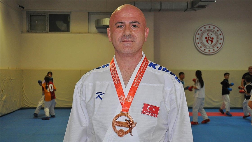 Karate tutkunu bankacı, veteranlarda kazandığı madalyalarla spor kariyerini sürdürüyor