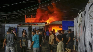 احتراق خيام نازحين ومقتل 7 فلسطينيين بقصف إسرائيلي على منطقة "آمنة" بغزة