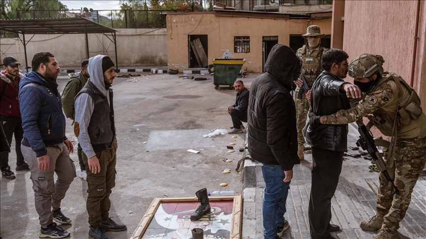 سوريا.. عناصر نظام الأسد يواصلون تسليم أسلحتهم بمراكز التسوية