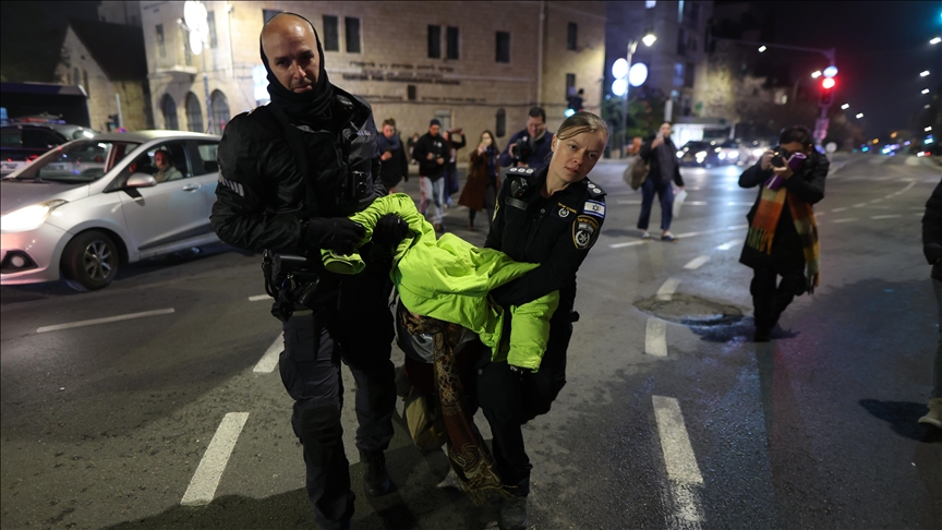 Israeli police arrest 2 protesters demanding prisoner swap deal with Palestinians