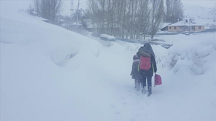 Bingöl ve Tunceli'de kar yağışı nedeniyle taşımalı eğitime 1 gün ara verildi