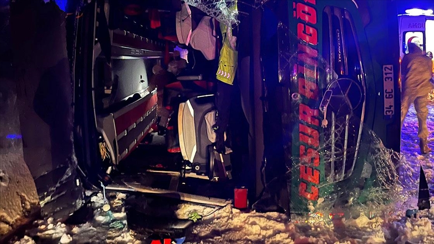Bingöl'de yolcu otobüsünün devrildiği kazada 2 kişi öldü, 17 kişi yaralandı
