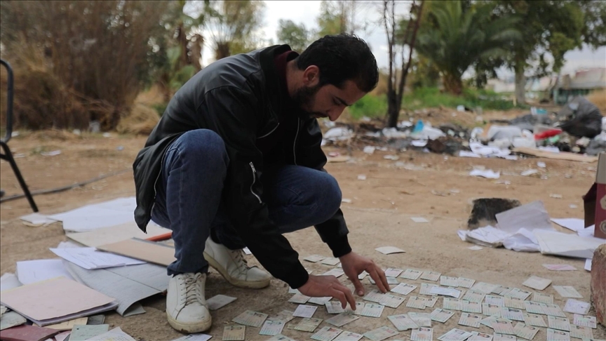 Suriyeliler, Şam'da bir gözaltı merkezinde bulunan kimlik kartlarından yakınlarının izini sürüyor