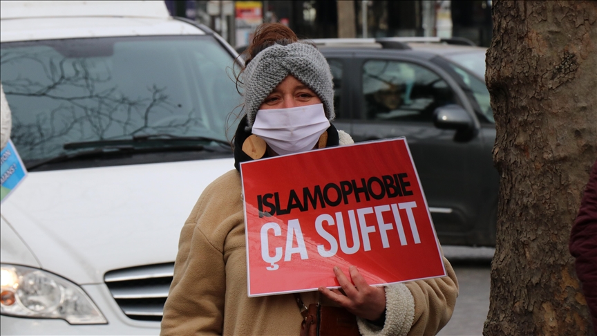 France : Une femme convoquée par la police pour avoir refusé de serrer la main à un fonctionnaire