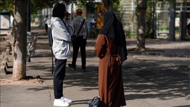 Muslimanka u Francuskoj privedena u policiju, jer se odbila rukovati s policajcem