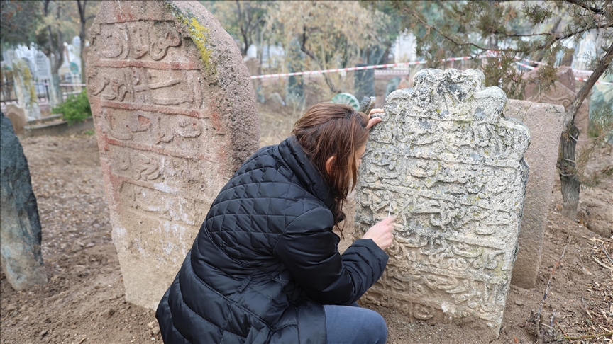 Konya'da koruma altındaki Selçuklu mezarında mezar taşları restore ediliyor