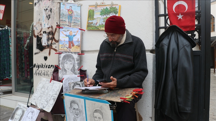 Kadıköy'ün 30 yıllık sokak ressamı özgürlüğü çizgilerde buldu