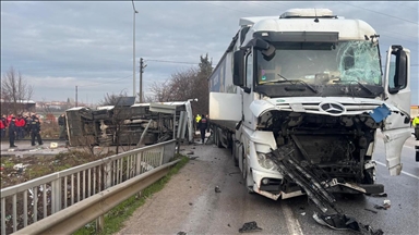 Balıkesir'de okul servisi ile tırın çarpıştığı kaza anı güvenlik kamerasında