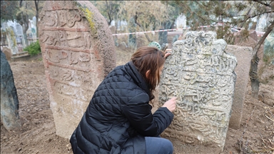 Konya'da koruma altındaki Selçuklu mezarında mezar taşları restore ediliyor