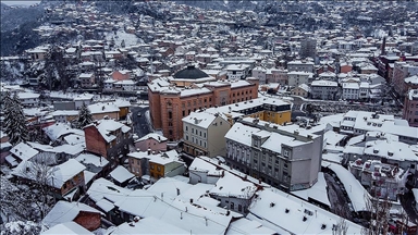 Kar yağışıyla beyaza bürünen Saraybosna dronla havadan görüntülendi