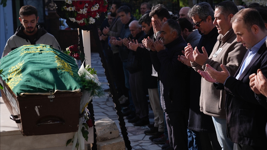 İzmir’de trafik kazasında ölen liseli Yağmur son yolcuğuna uğurlandı