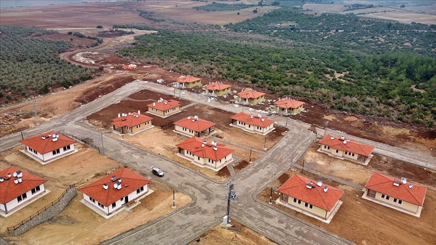 Osmaniye'de inşa edilen köy evleri depremzedelere teslim ediliyor