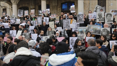 Şam'da Baas rejimince alıkonulan yakınlarını arayan aileler, Hicaz Tren Garı önünde gösteri düzenledi