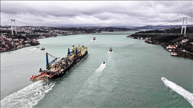 Türkiye'nin Karadeniz'de keşfettiği doğal gaz için boru döşeyecek gemi İstanbul Boğazı'ndan geçti