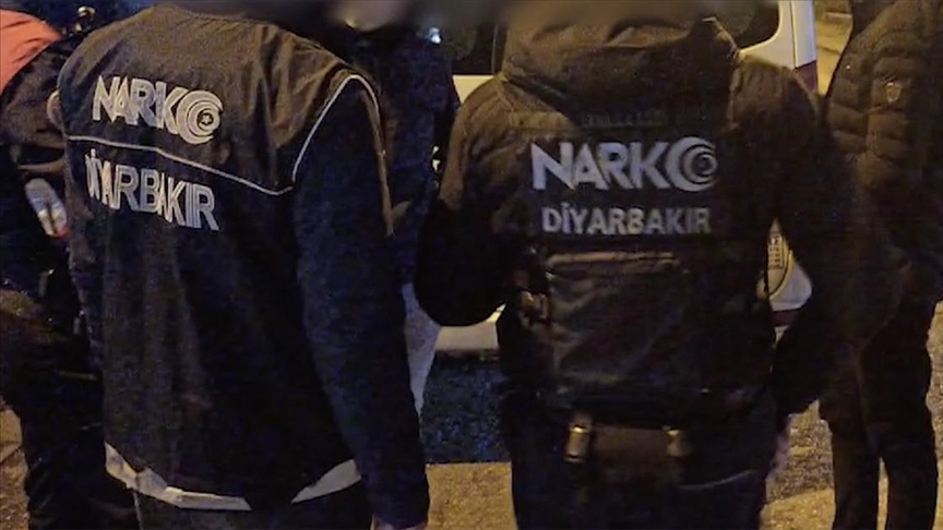Diyarbakır'da yılbaşı öncesi 500 polisin katılımıyla "narko-kapan" uygulaması 