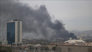 Ankara'da 2 katlı binada çıkan yangına müdahale ediliyor