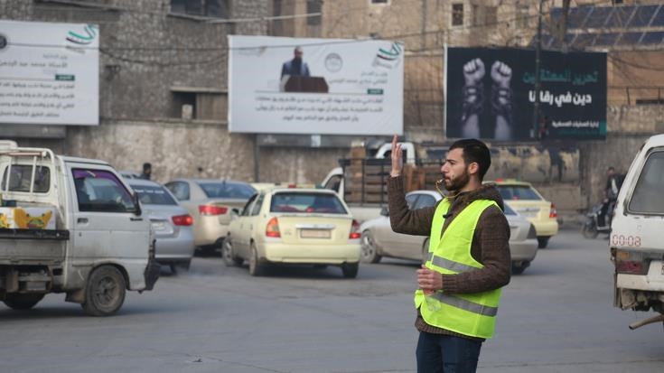 شبان سوريون يتطوعون لحل مشكلة المرور في مدينة حلب