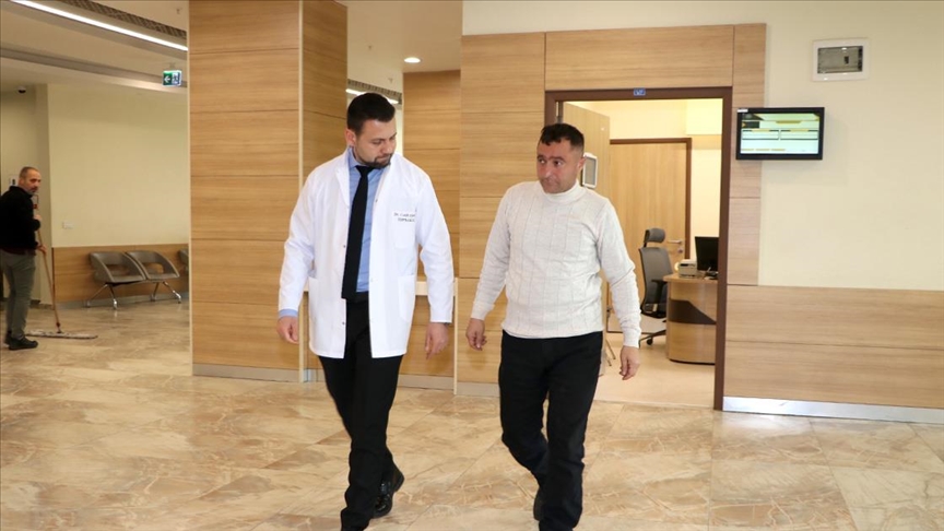 Doktorlar üzerine beton blok düşen işçiyi zamanla yarışarak hayata bağladı
