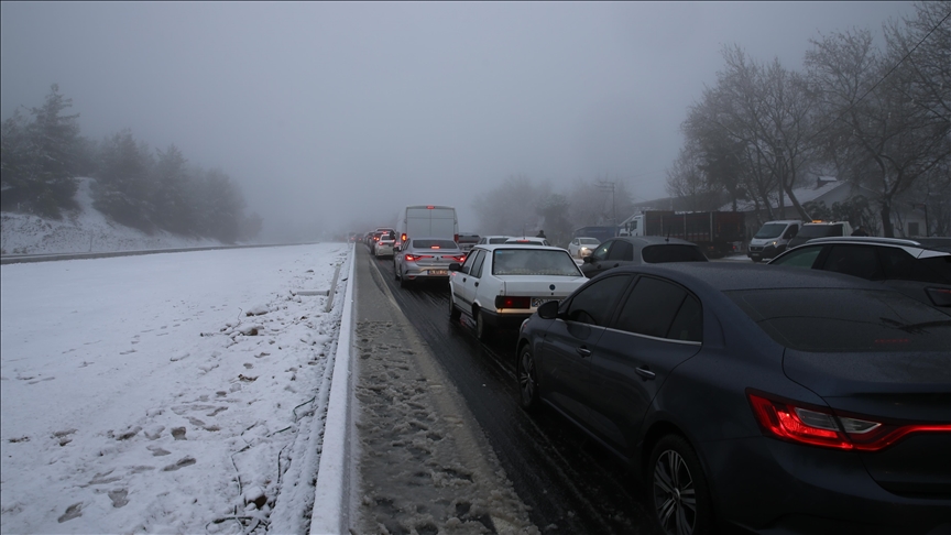 Kar yağışı nedeniyle tek yönlü ulaşıma kapatılan Denizli-Antalya kara yolu trafiğe açıldı