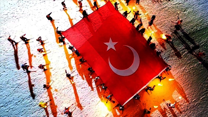 Sarıkamış Kayak Merkezi'nde meşaleler geceyi aydınlattı