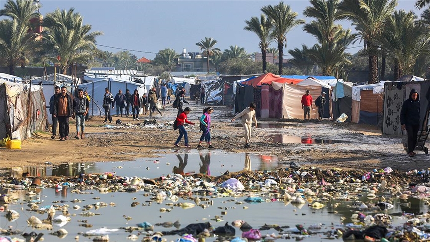 Gazze Şeridi'nde çadırları sular altında kalan Filistinlilerin yaşam mücadelesi her geçen gün zorlaşıyor