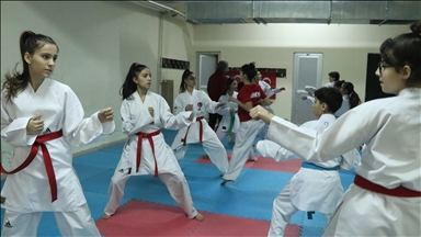 Uluslararası karate turnuvasında altın madalya kazanan Ezel'in hedefi milli takım