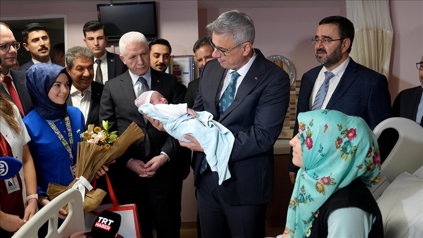 Sağlık Bakanı Memişoğlu, İstanbul’da yeni yılın ilk bebeğini ziyaret etti Sağlık Bakanı Memişoğlu, İstanbul’da yeni yılın ilk bebeğini ziyaret etti