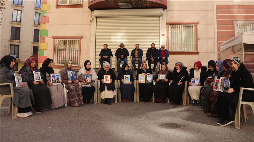 Diyarbakır anneleri yeni yılın ilk gününde de evlatları için nöbette