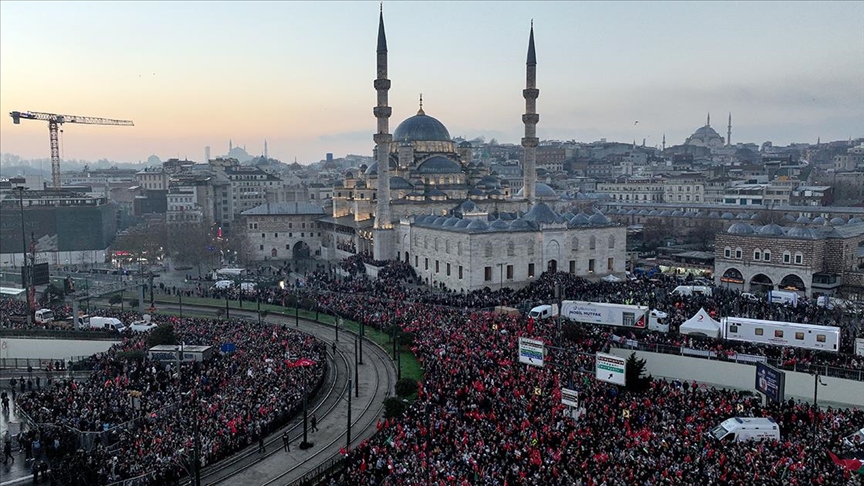 Filistin'e destek için yüz binler Galata Köprüsü'nde buluştu