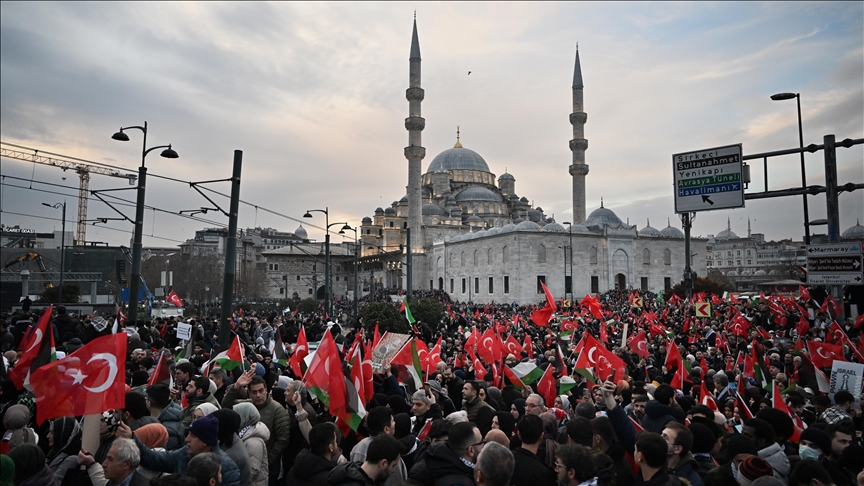 Istanbul: Des centaines de milliers de personnes se rassemblent sur le pont Galata en soutien à la Palestine