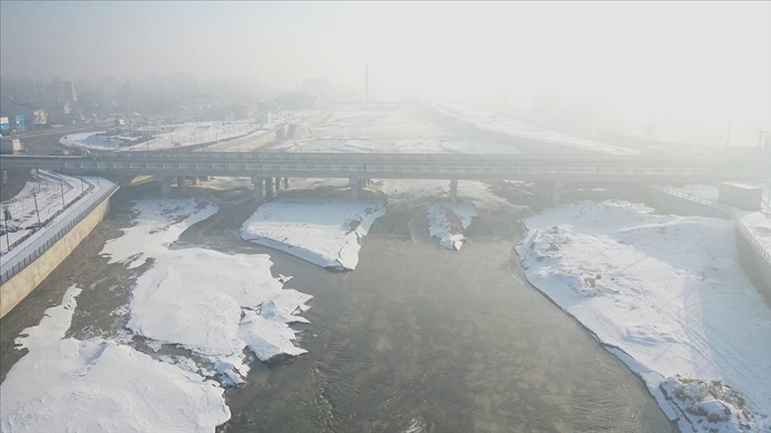 Termometrelerin eksi 15'i gösterdiği Ağrı'da Murat Nehri'nden buz kütleleri aktı