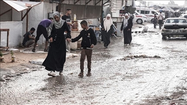 الأمطار والرياح تضاعف مآسي الإبادة.. أطفال غزة يصارعون شتاء الموت 