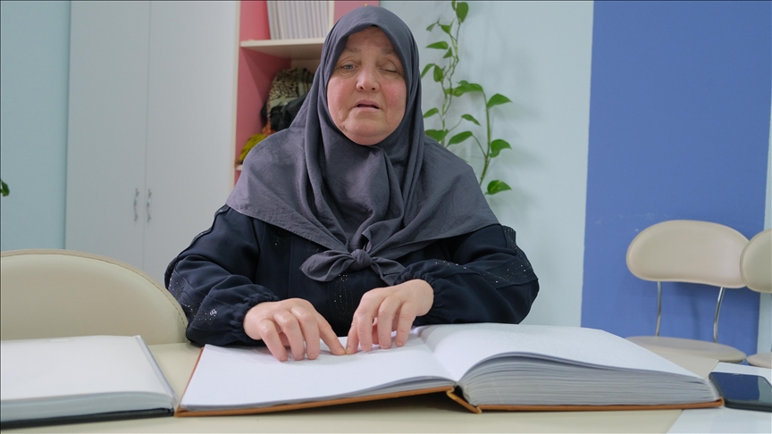 Sakarya'da hafız adayı görme engelli kadınlar, Kur'an-ı Kerim'i "parmak uçlarıyla" ezberliyor