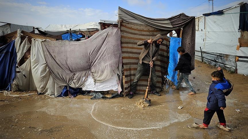في ظل الإبادة.. غزي يحفر ملجأ تحت الأرض لحماية أطفاله من البرد (تقرير)