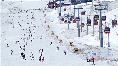 Erciyes Kayak Merkezi, yeni yılın ilk gününde 110 bin ziyaretçiyi ağırladı