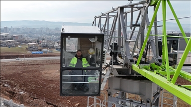 Metrelerce yüksekte çalışan kule vinç operatörleri inşaatlara hız kazandırıyor