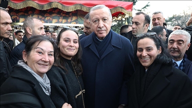 Cumhurbaşkanı Erdoğan, Sultanahmet'te vatandaşların kandilini kutladı